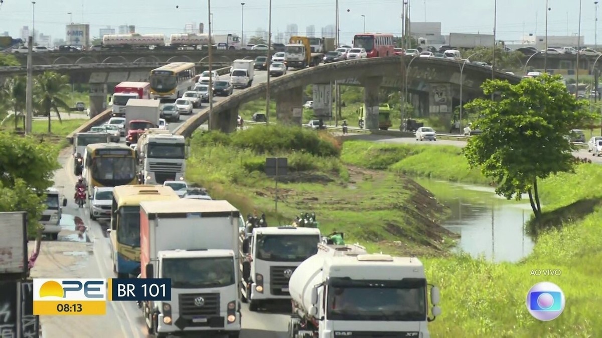 Nova etapa da obra de triplicação da BR 232 causa engarrafamento veja