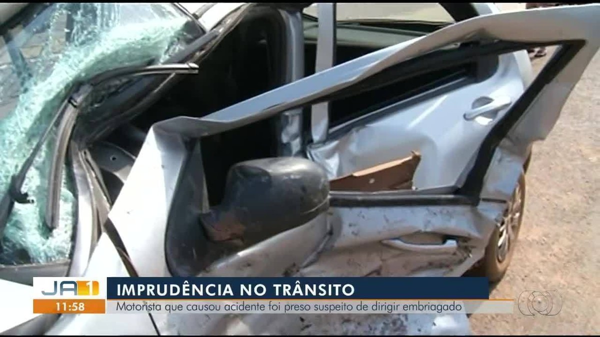 Casal E Beb Ficam Feridos Ap S Carro Ser Atingido Em Cruzamento