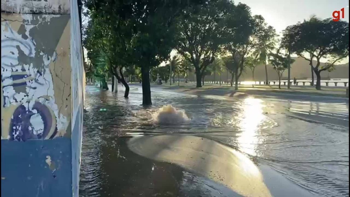 Vazamento de água forma chafariz e interdita rua em Vitória Espírito