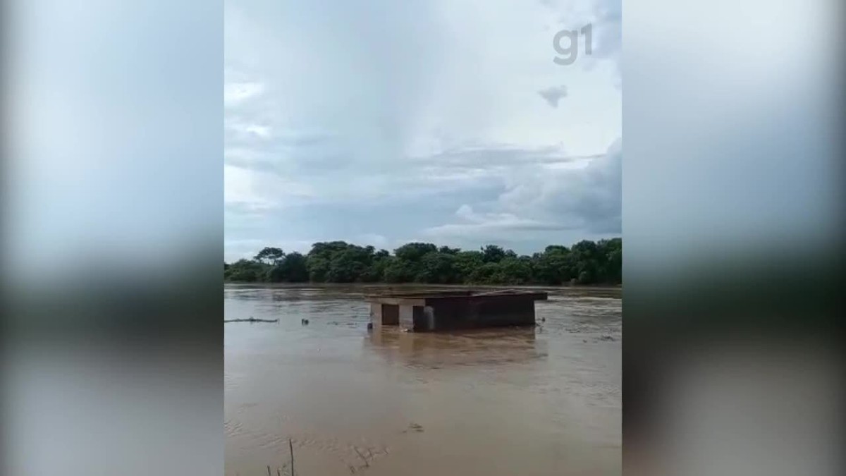 Balsa Utilizada Em Obra De Ponte Arrastada Pela Gua Do Rio Poti Em