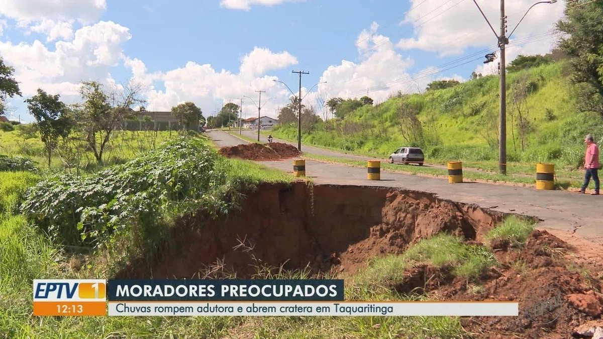 Cratera Aberta Em Avenida Ap S Rompimento De Adutora Preocupa Moradores