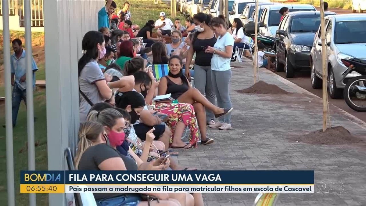 Pais Madrugam Em Fila Para Conseguir Vaga Em Escola Ensino Integral