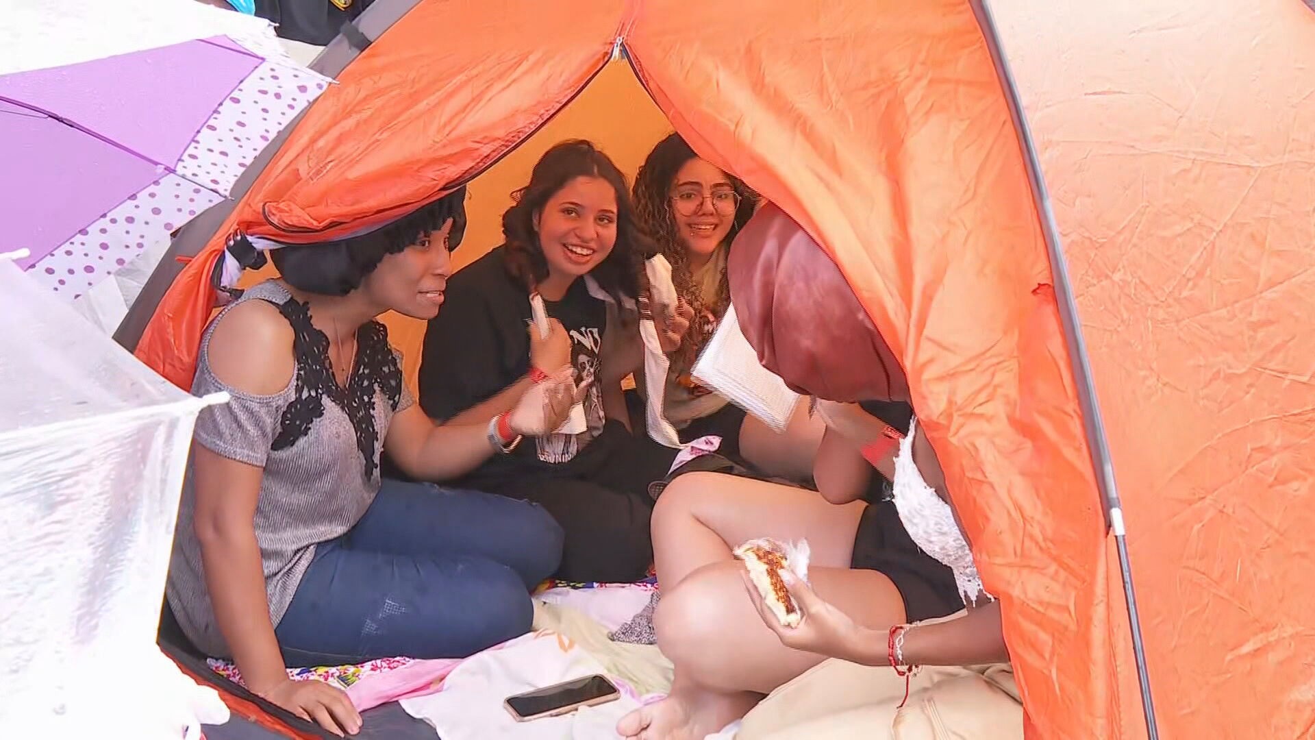 À espera de Bruno Mars fãs acampam ao redor do Mineirão para show de