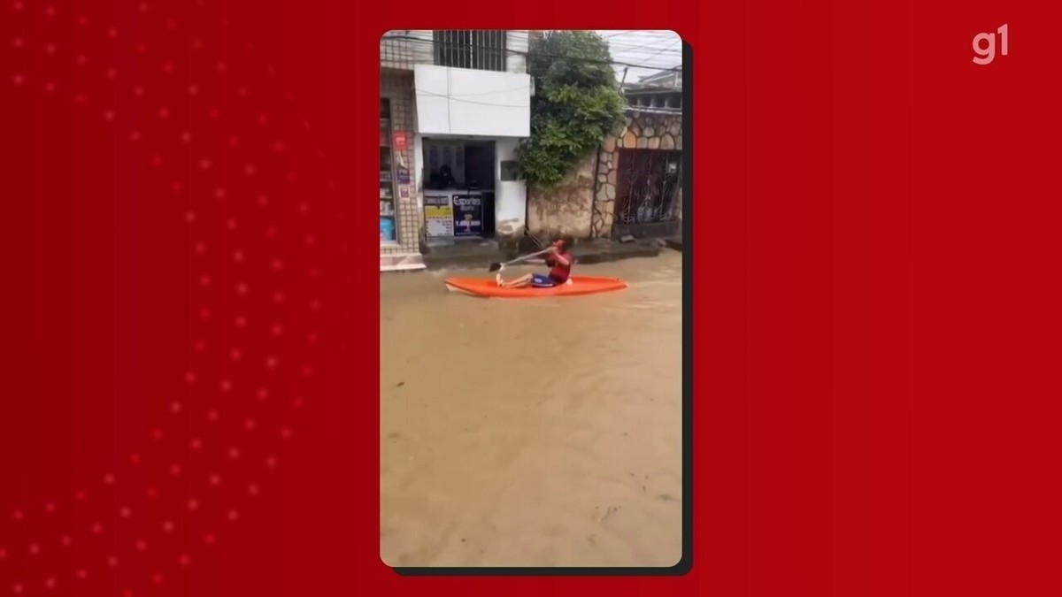 Homem Usa Caiaque E Passa Remando Em Rua Alagada No Grande Recife