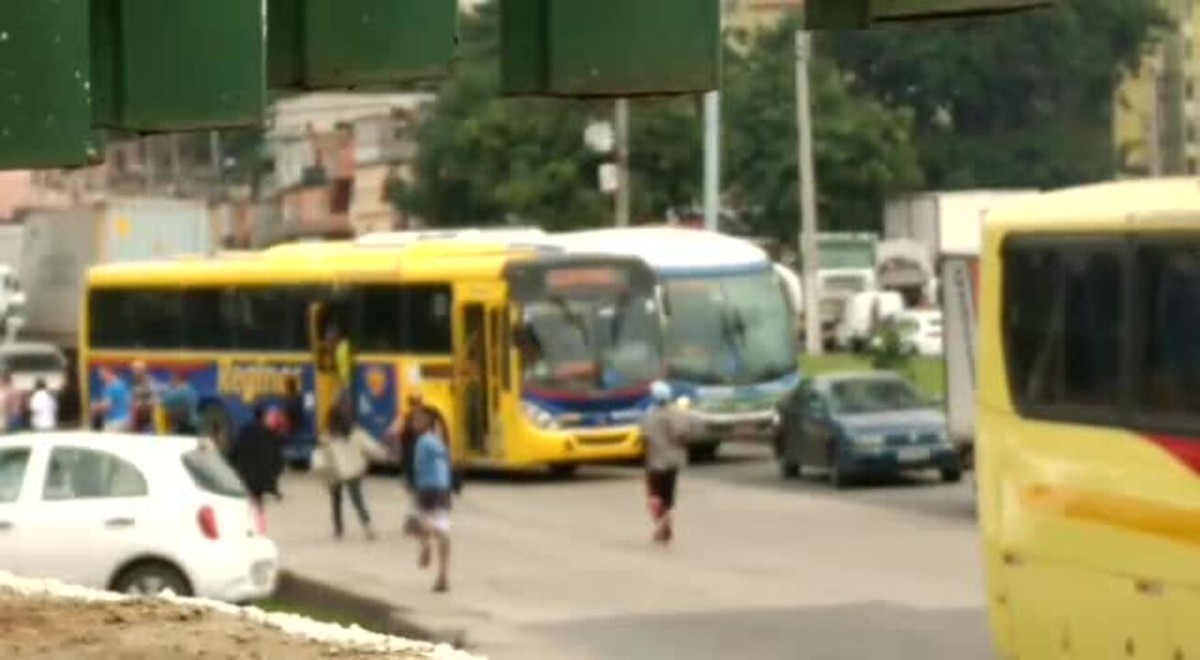 Imagens mostram momento em que grupo ateia fogo a ônibus no Rio Rio