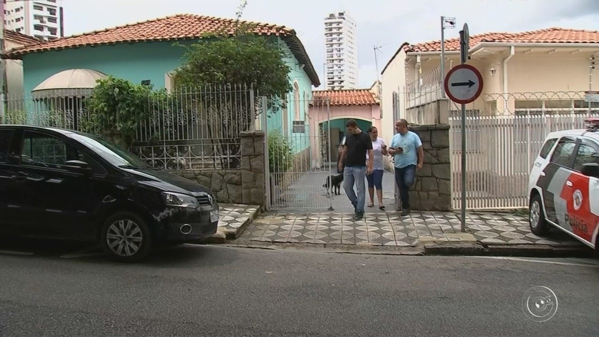 Corpos de casal encontrado morto dentro de casa são enterrado e cremado