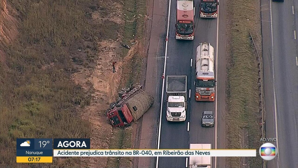 Caminhão tomba na BR 040 na Grande BH Minas Gerais G1