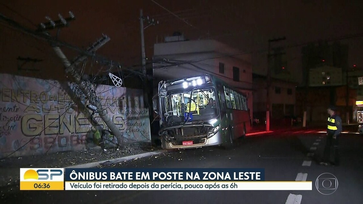 Ônibus bate em poste e dois passageiros ficam feridos na Zona Leste de