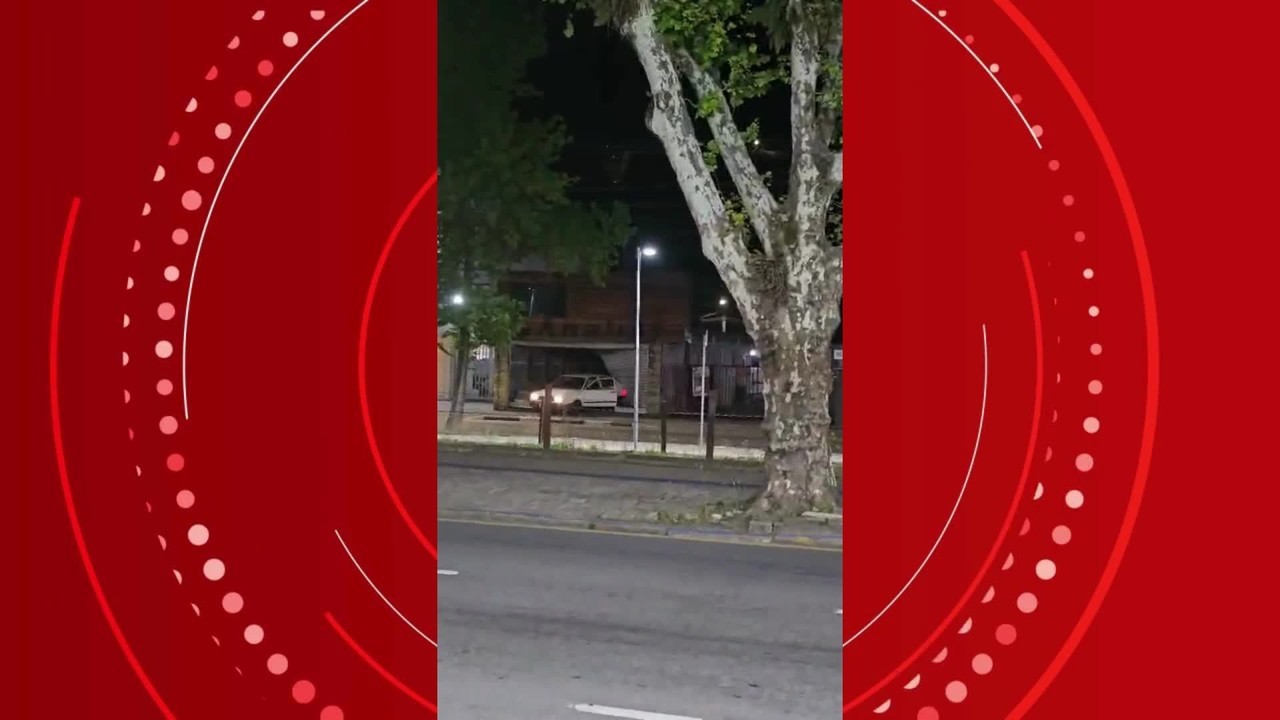 Criminosos Arrombam Loja Carro Em Marcha R E Furtam Eletr Nicos