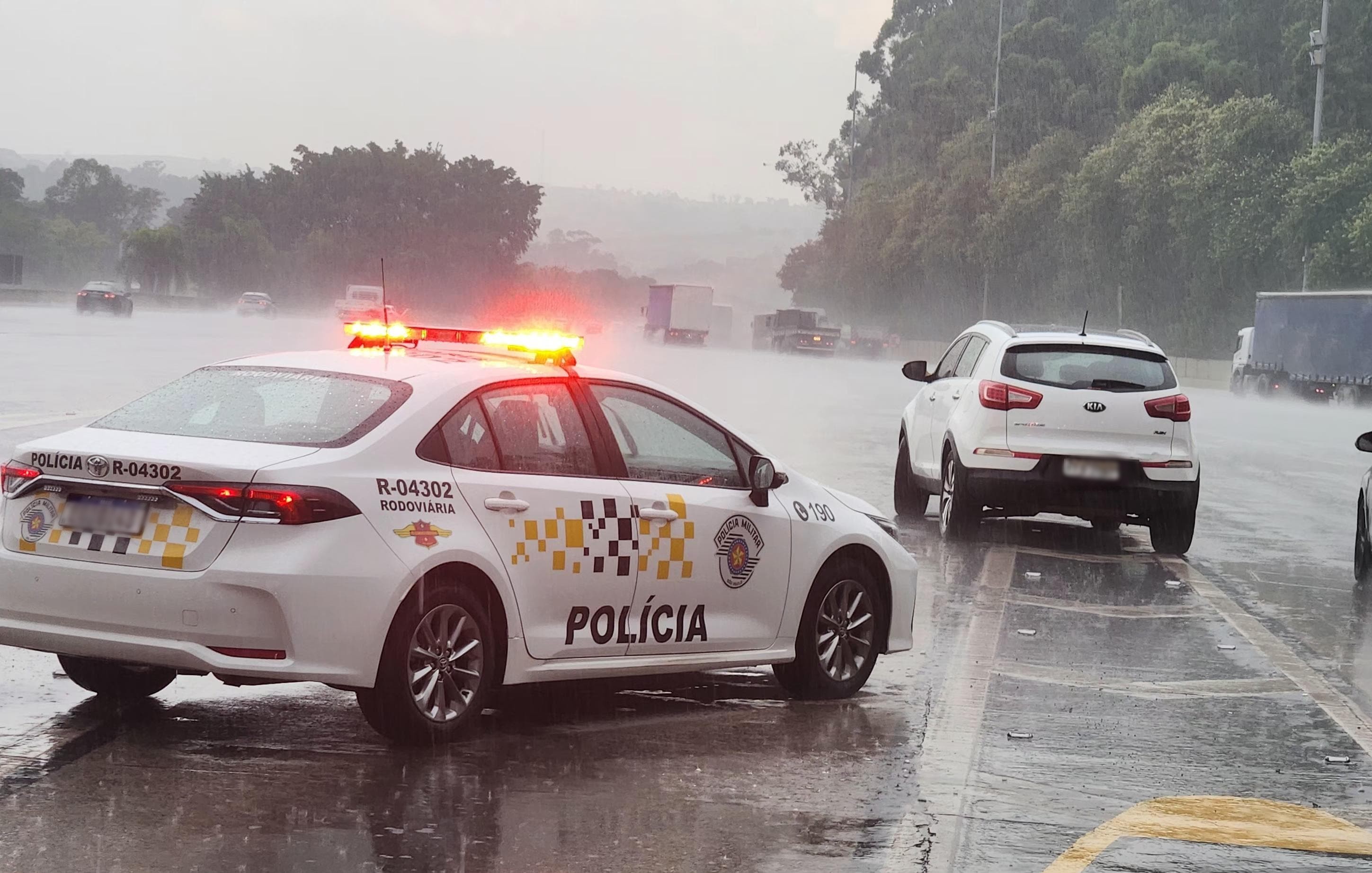 Pol Cia Rodovi Ria Apreende Carro Quase R Mil Em Multas No