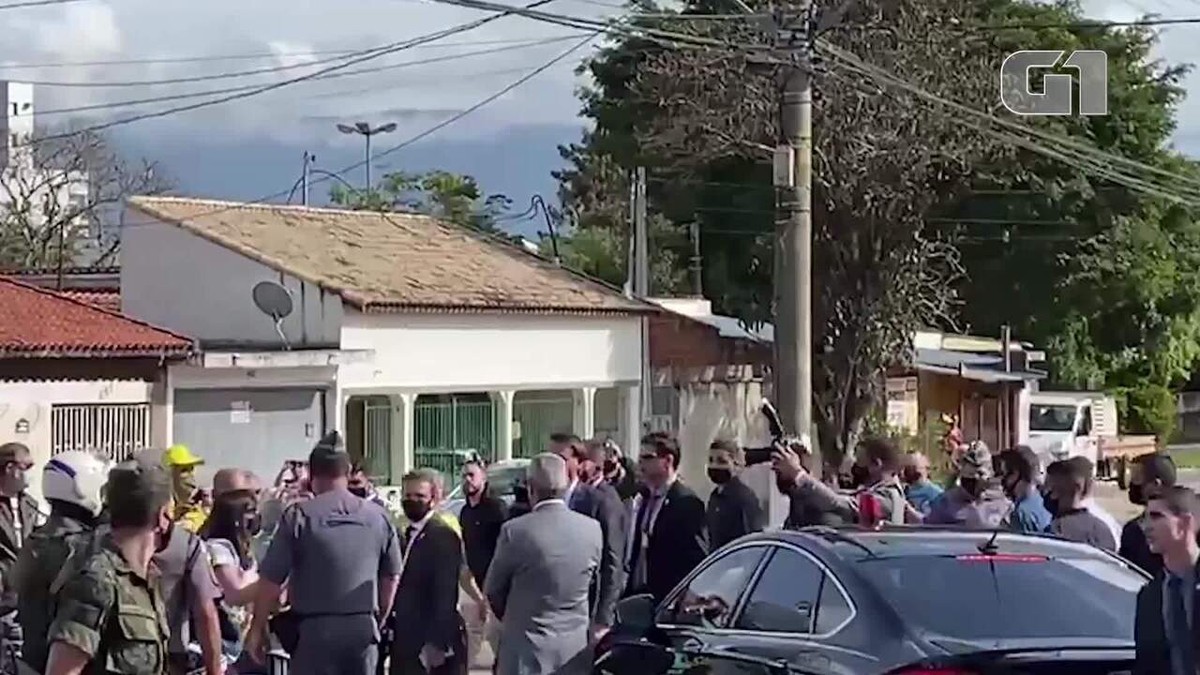 Sem máscara Bolsonaro cumprimenta apoiadores na chegada para evento em