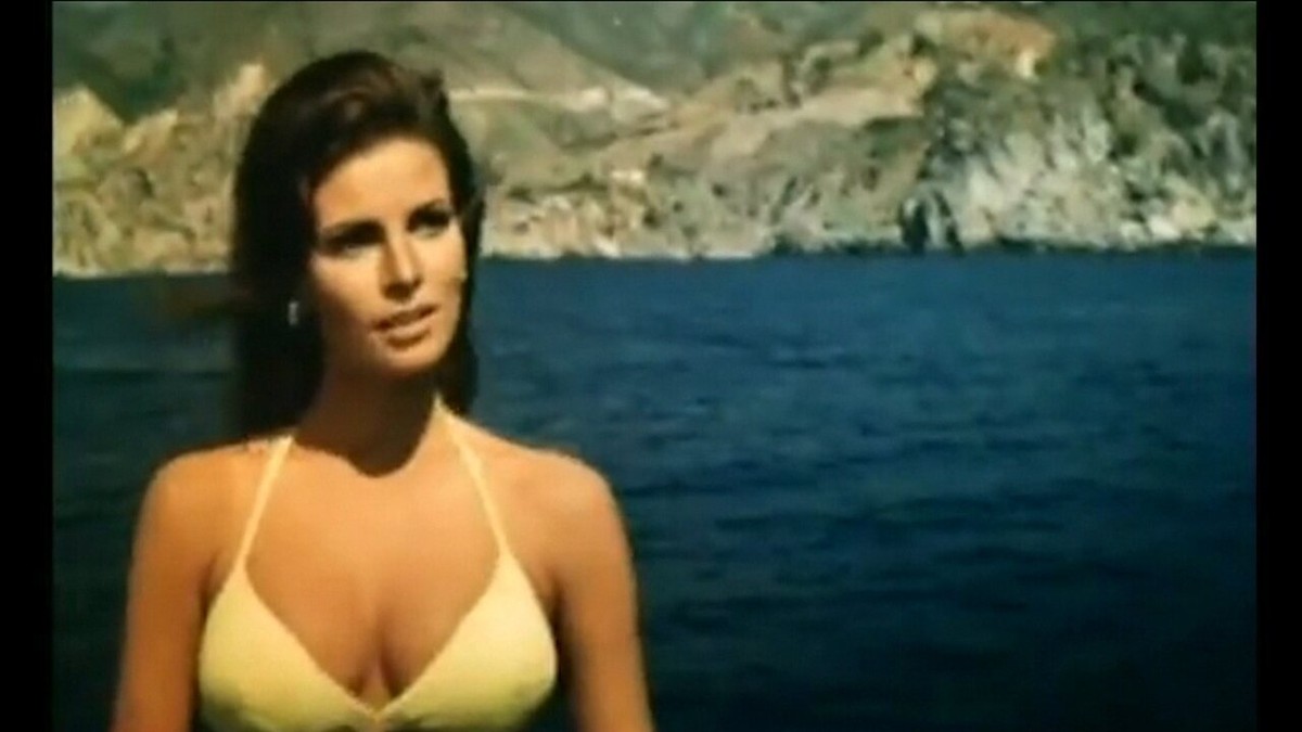 Raquel Welch atriz de A espiã que veio do céu e Os três