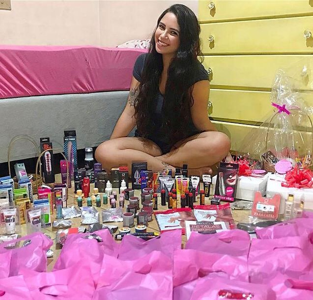 Jovem cria sex shop após demissão na pandemia e quebra tabus na web