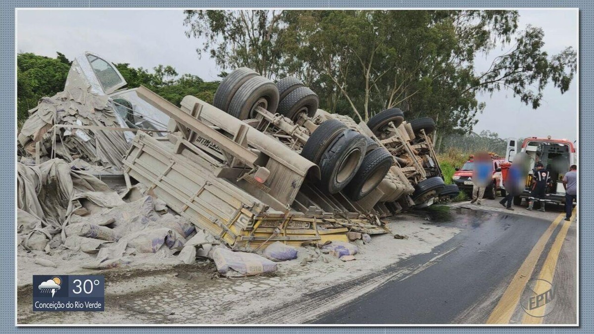 Casal De Idosos Morre Ap S Caminh O Cimento Tombar E Bater Em Carro