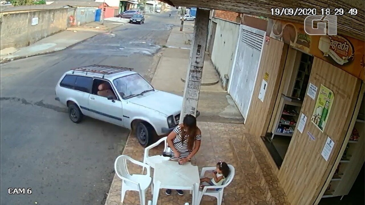 Mãe e filha pequena escapam por um triz de serem atropeladas por carro