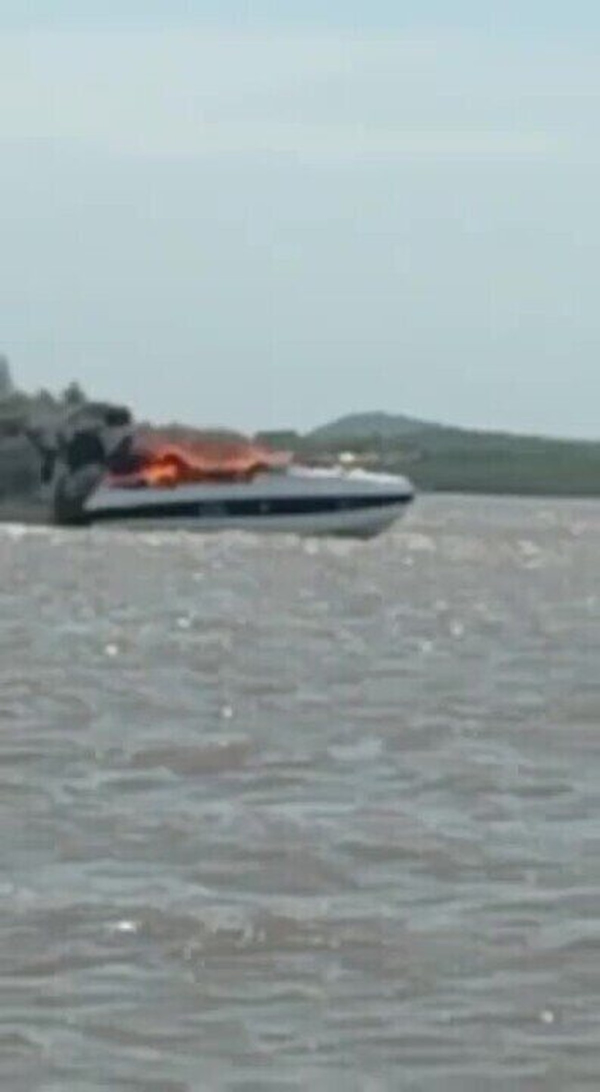 Vídeo Lancha pega fogo em lagoa de Tibau do Sul RN Rio Grande do