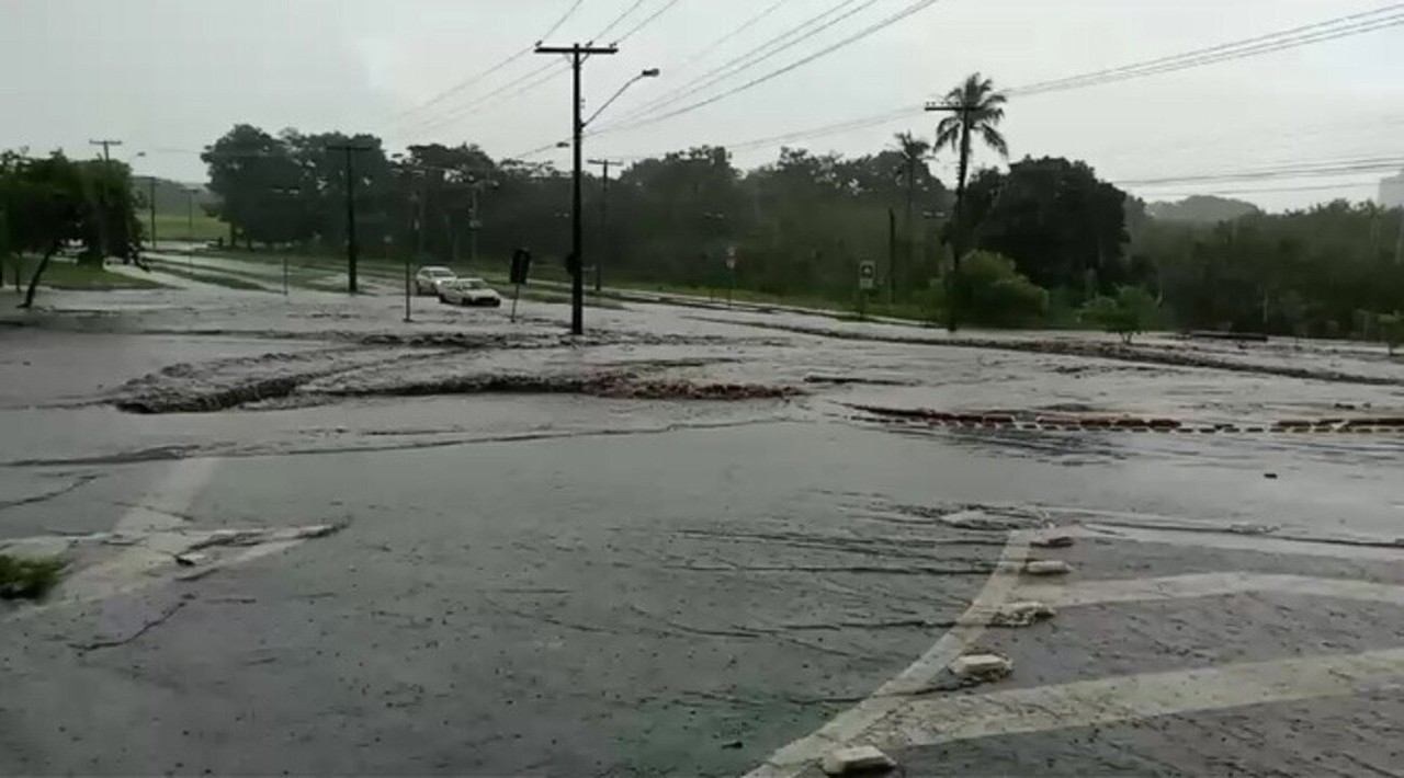 Rios transbordam ruas ficam alagadas e carros são levados pela