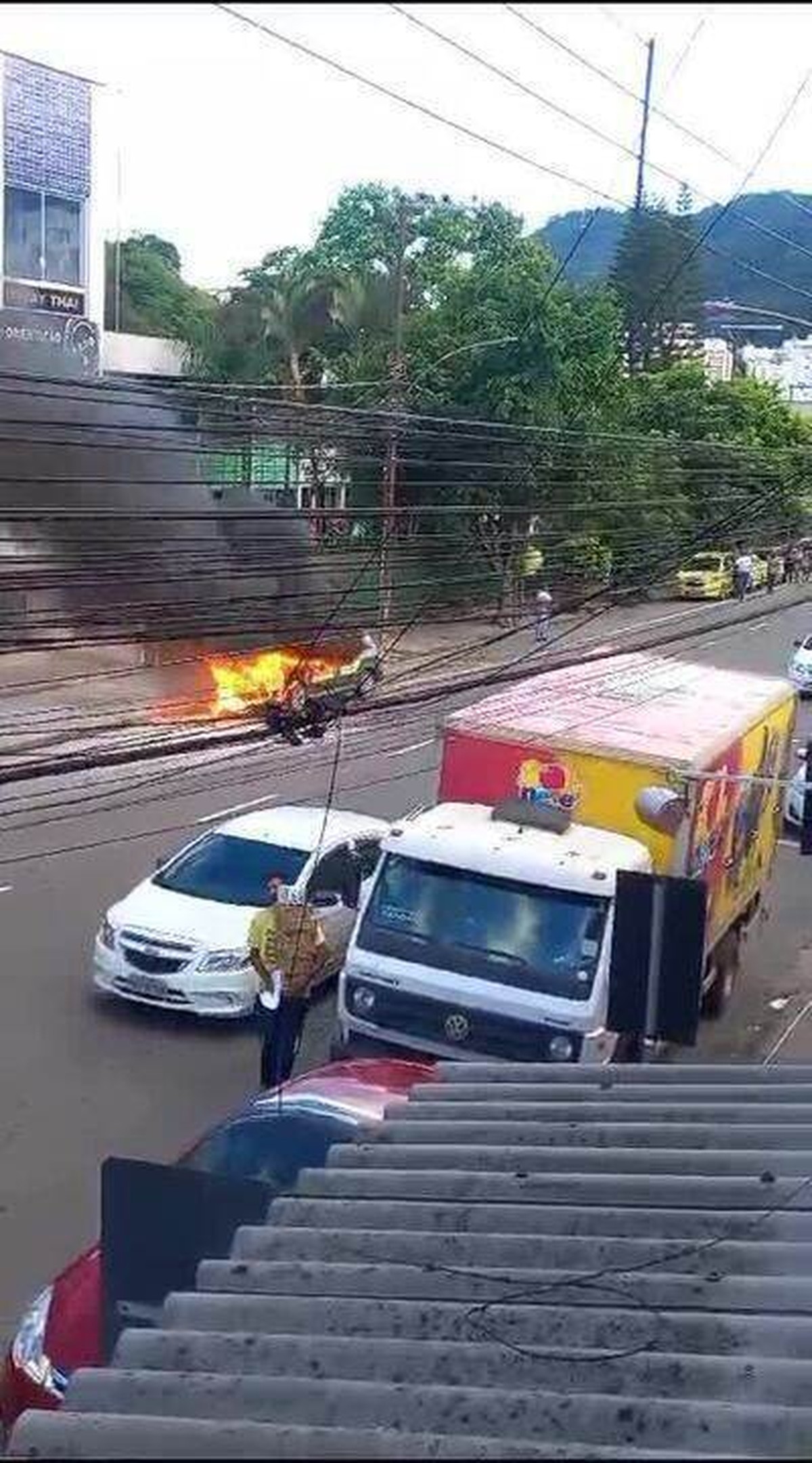 V Deo Carro Flagrado Em Chamas Na Avenida Rui Barbosa Em Juiz De