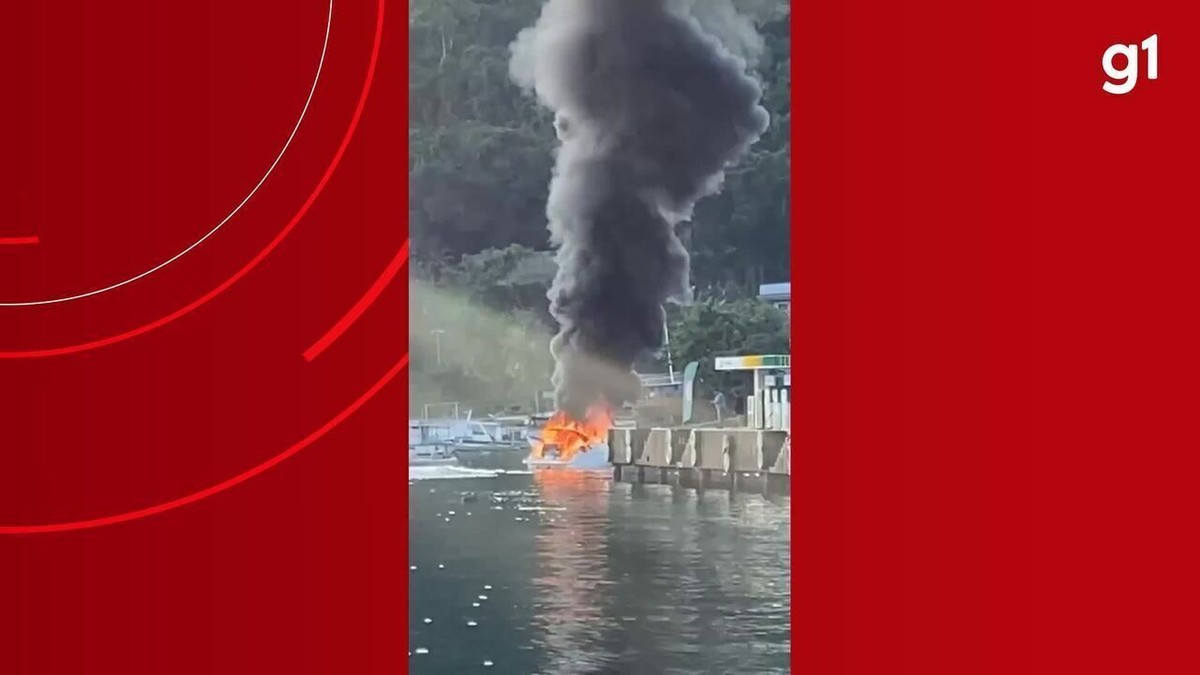 V Deo Lancha Pega Fogo No Mar Em Angra Dos Reis Sul Do Rio E Costa