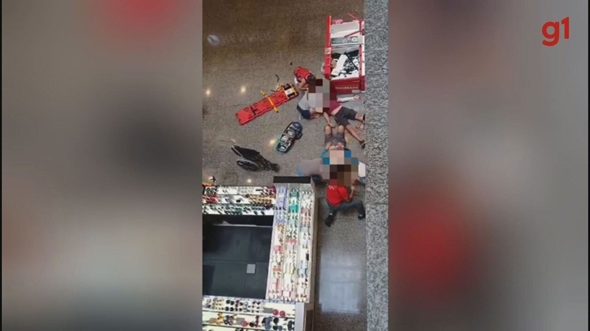 Enfermeiro atingido por homem que caiu do 2º andar de shopping só