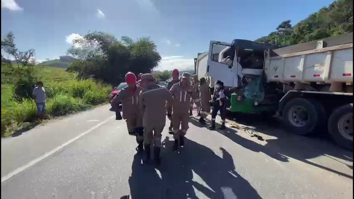 Motorista Fica Preso S Ferragens Em Acidente Entre Caminh Es Na Br