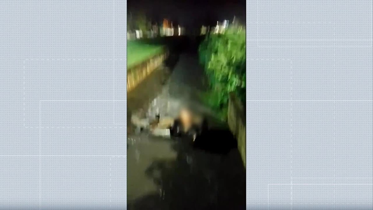 V Deo Carro Capota E Cai Dentro De Canal Em Resende Sul Do Rio E