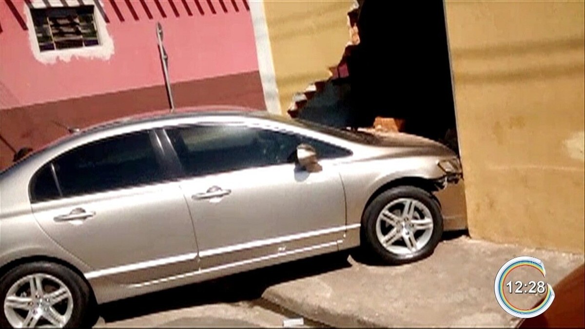 Carro Desgovernado Invade Casa E Deixa Jovem Ferido Em Piracaia Sp