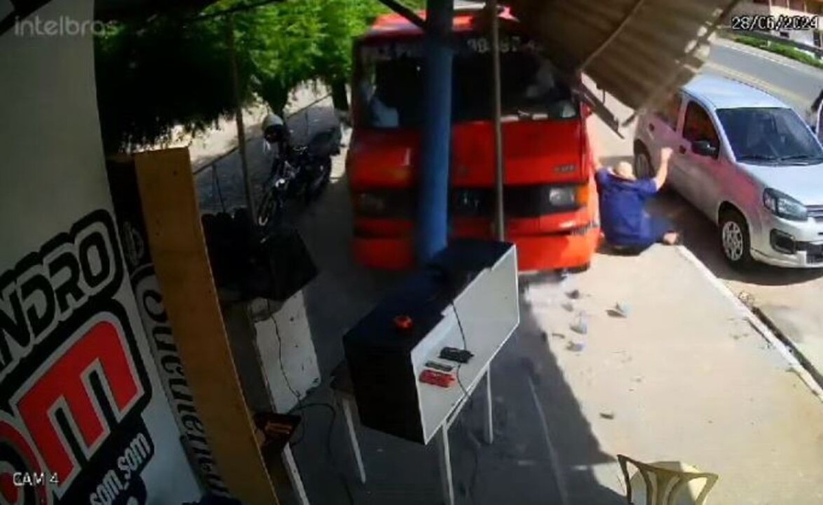 VÍDEO Caminhão desgovernado bate em poste e arremessa motorista que