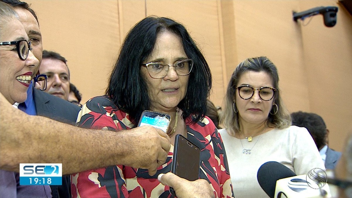 Em Solenidade Tumultuada Ministra Damares Alves Recebe T Tulos De