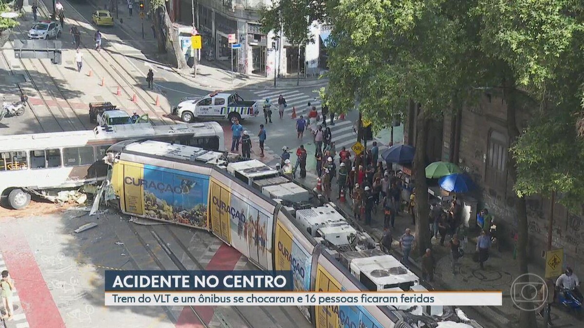 Acidente entre ônibus e VLT deixa 16 feridos no Centro do Rio Rio de