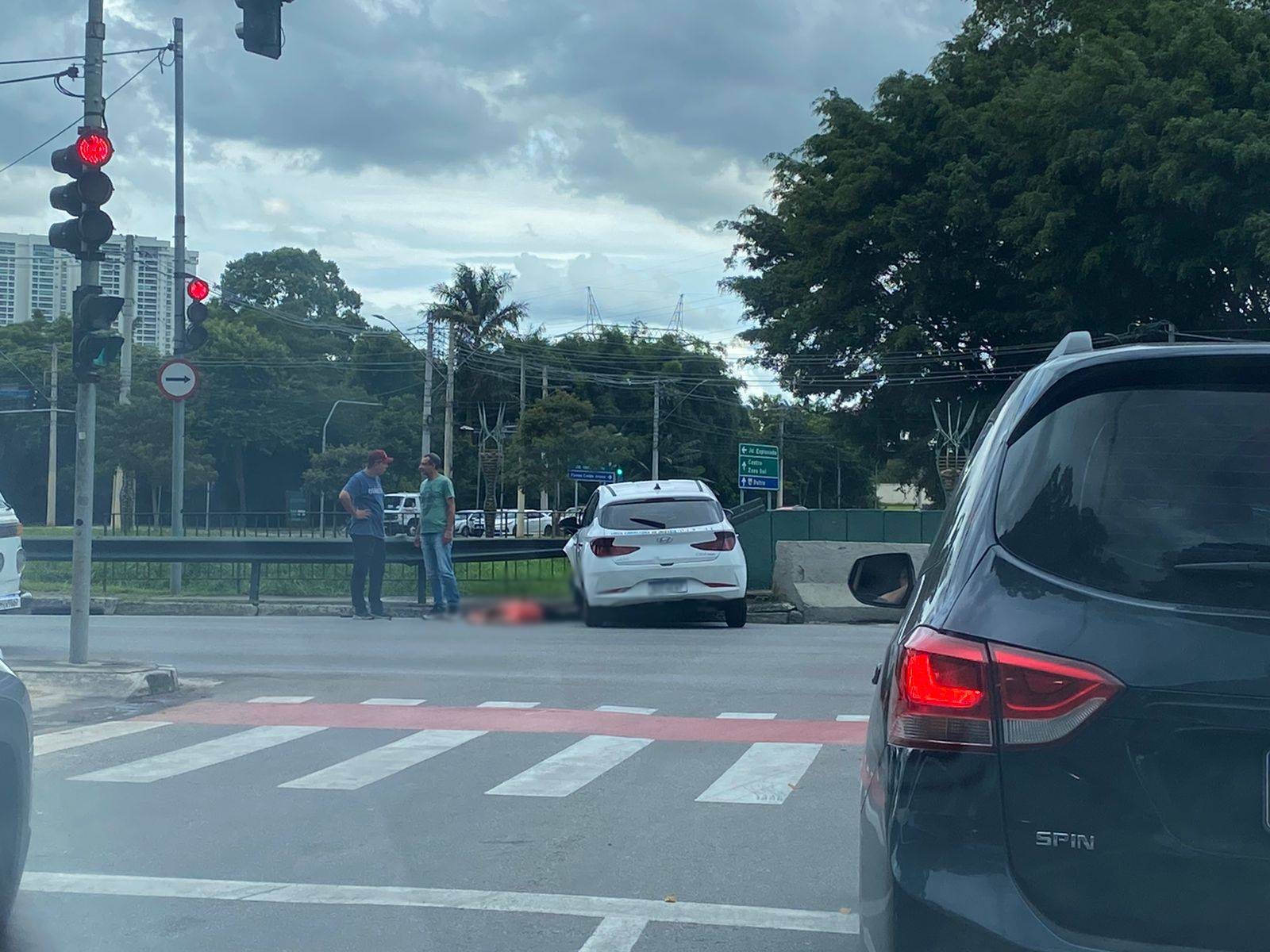 Mulher fica ferida após bater carro em mureta de proteção na zona oeste