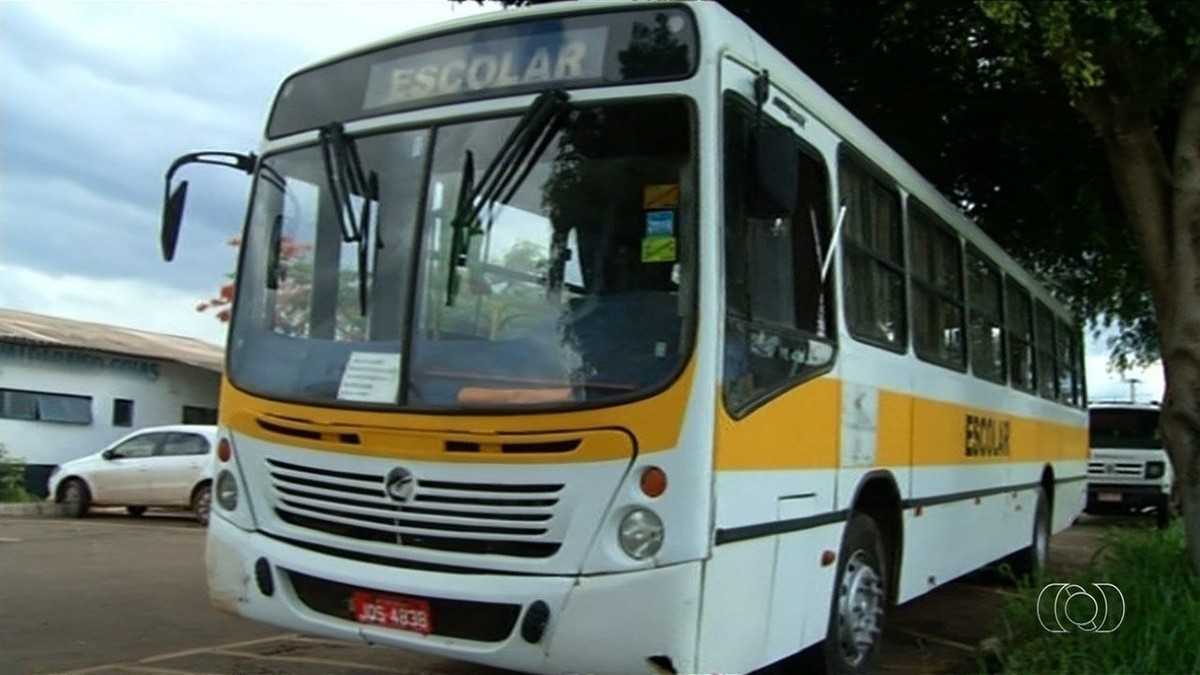 Aluno cai de ônibus escolar e se fere gravemente após porta amarrada