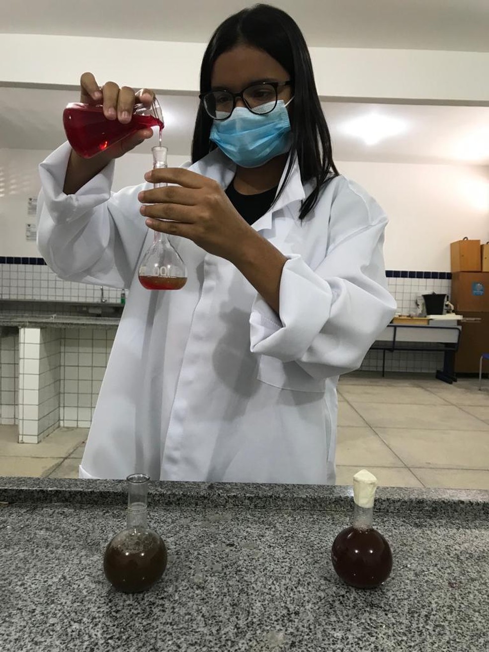 Estudante usou extrato de alho e de pimenta para desenvolver produto no interior do RN — Foto: Cedida