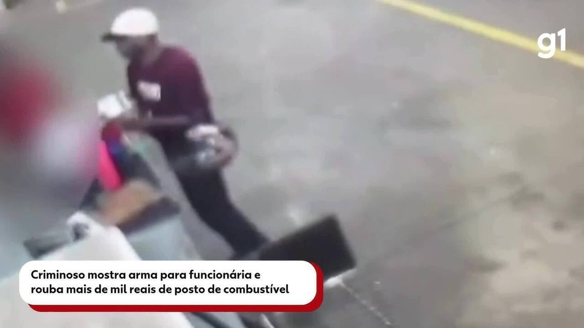 VÍDEO Criminoso mostra arma para funcionária e rouba mais de R 1 mil