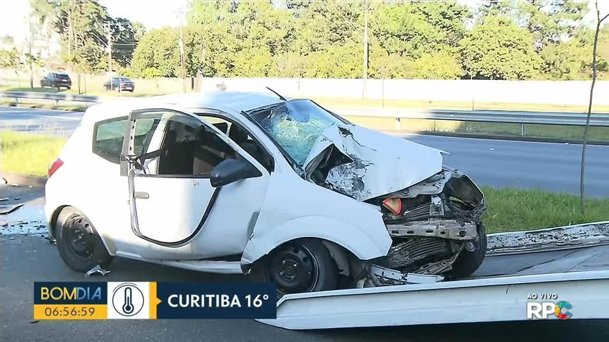 Quatro Pessoas Ficam Feridas Ap S Carro Bater Contra Poste Na Linha