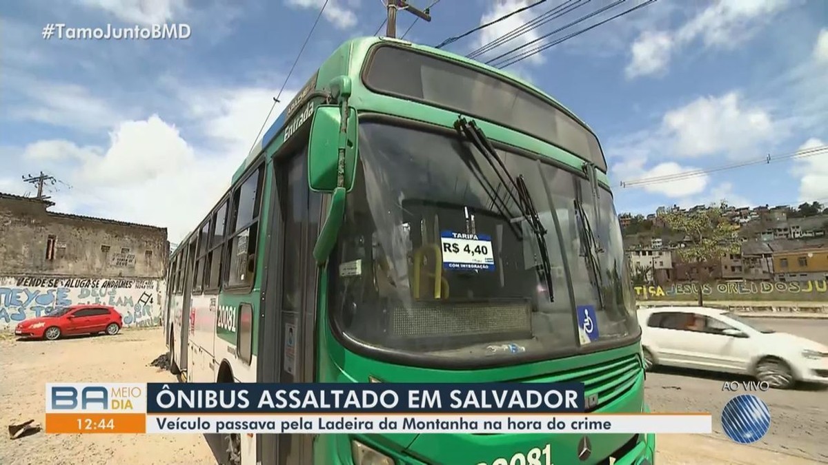 Passageiros são assaltados por duplas armadas dentro de ônibus em