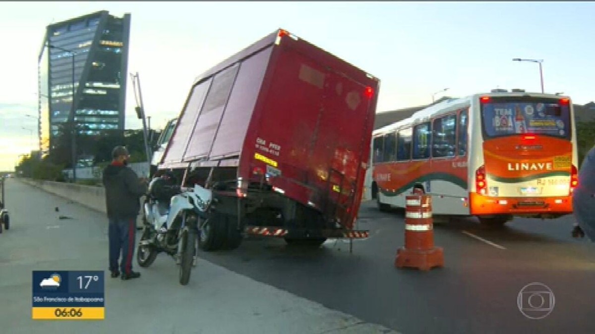 Caminh O Bate E Sobe Mureta Na Gamboa Zona Portu Ria Do Rio Rio De