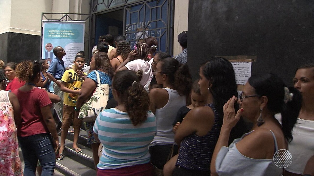 Beneficiários do Bolsa Família formam longa fila para atualizar