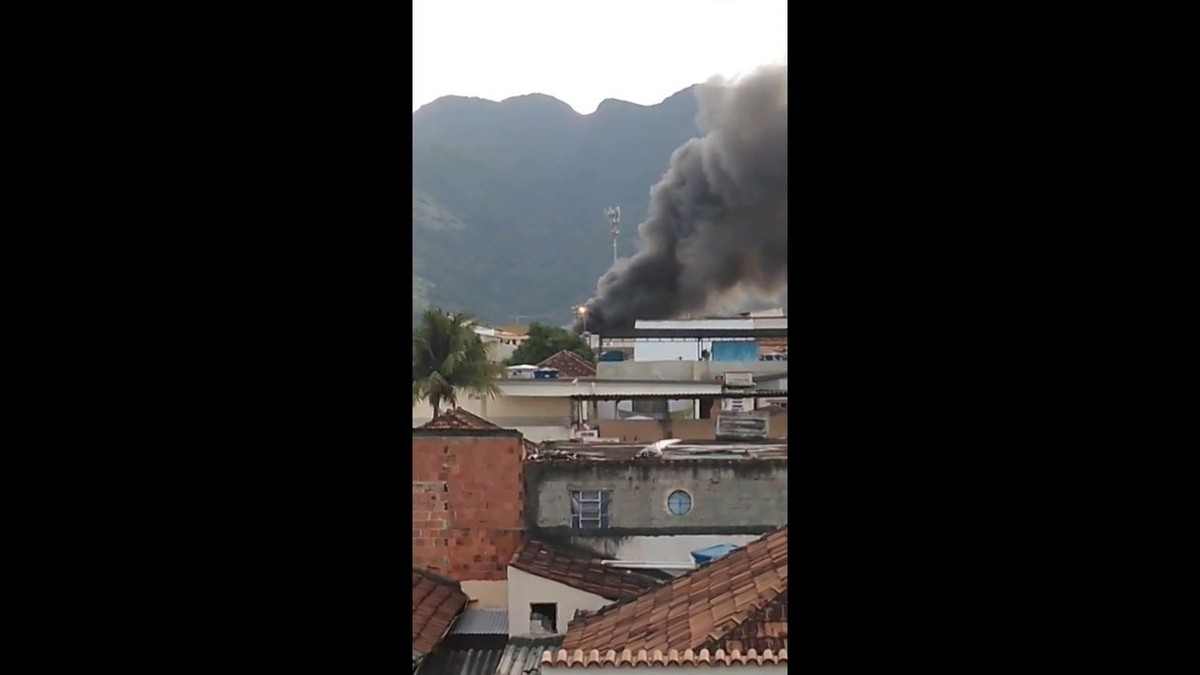 Inc Ndio Atinge Quatro Nibus Em Garagem Na Zona Oeste Do Rio Veja