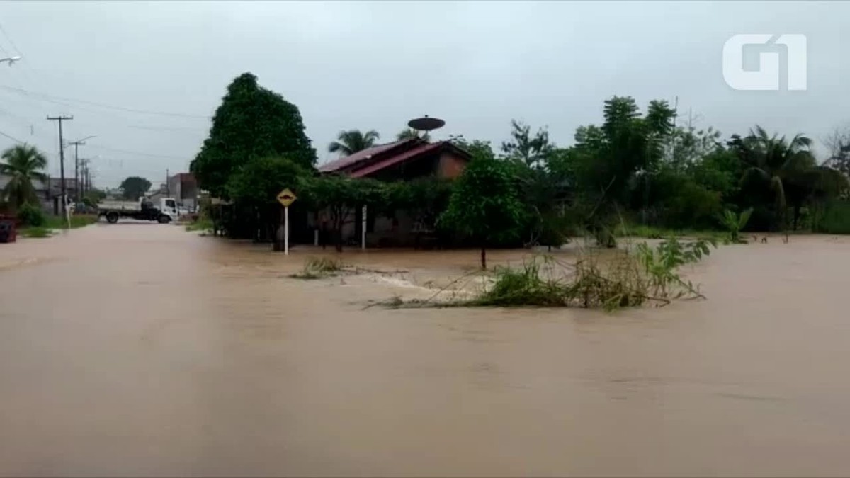 Chuva deixa várias residências e ruas alagadas em Ji Paraná RO Ji