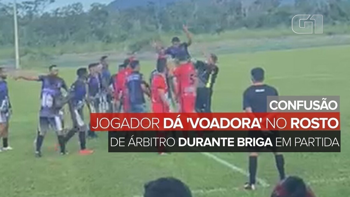 Jogador de futebol dá voadora em árbitro durante confusão em torneio