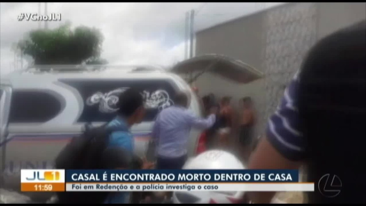 Casal é encontrado morto dentro de casa marcas de facadas em