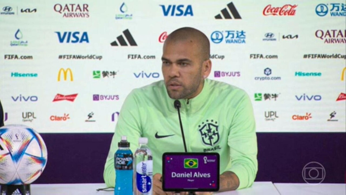 Titular contra Camarões o experiente Daniel Alves é o mais questionado