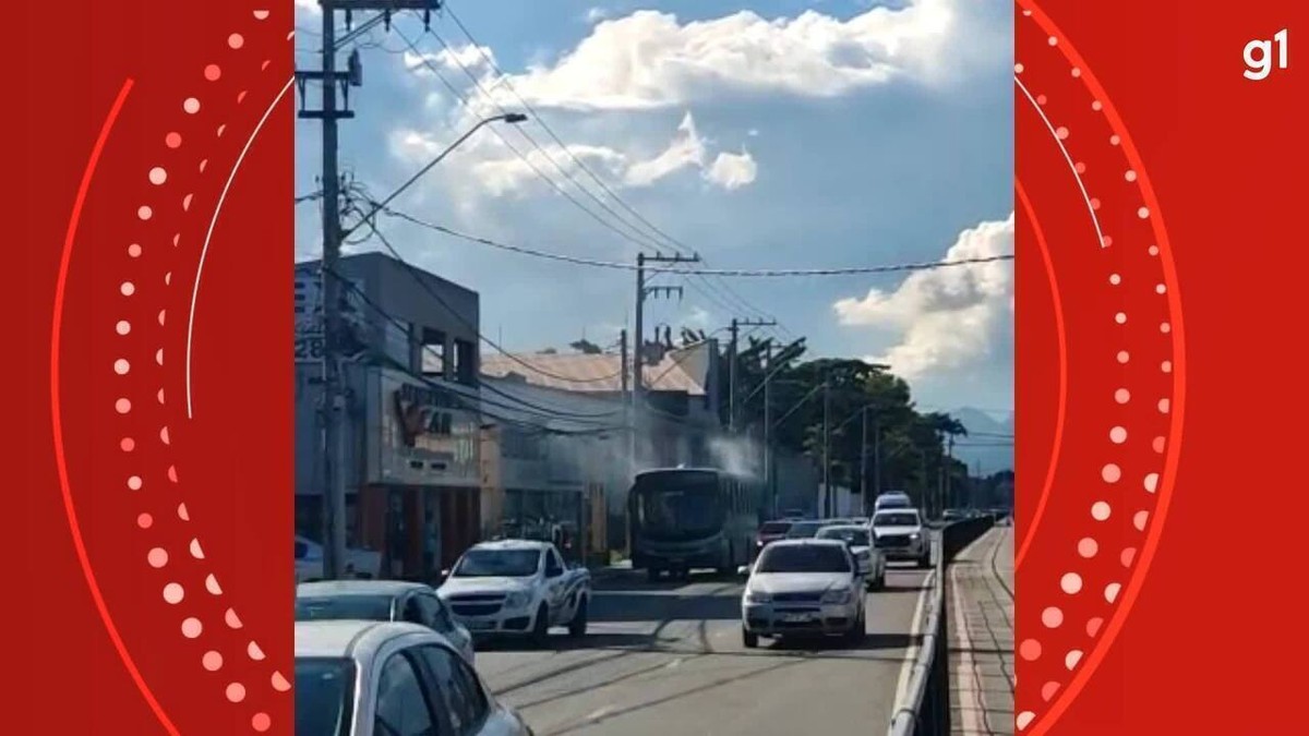 VÍDEO Suspeitos param ônibus em avenida de Vitória e tentam incendiar