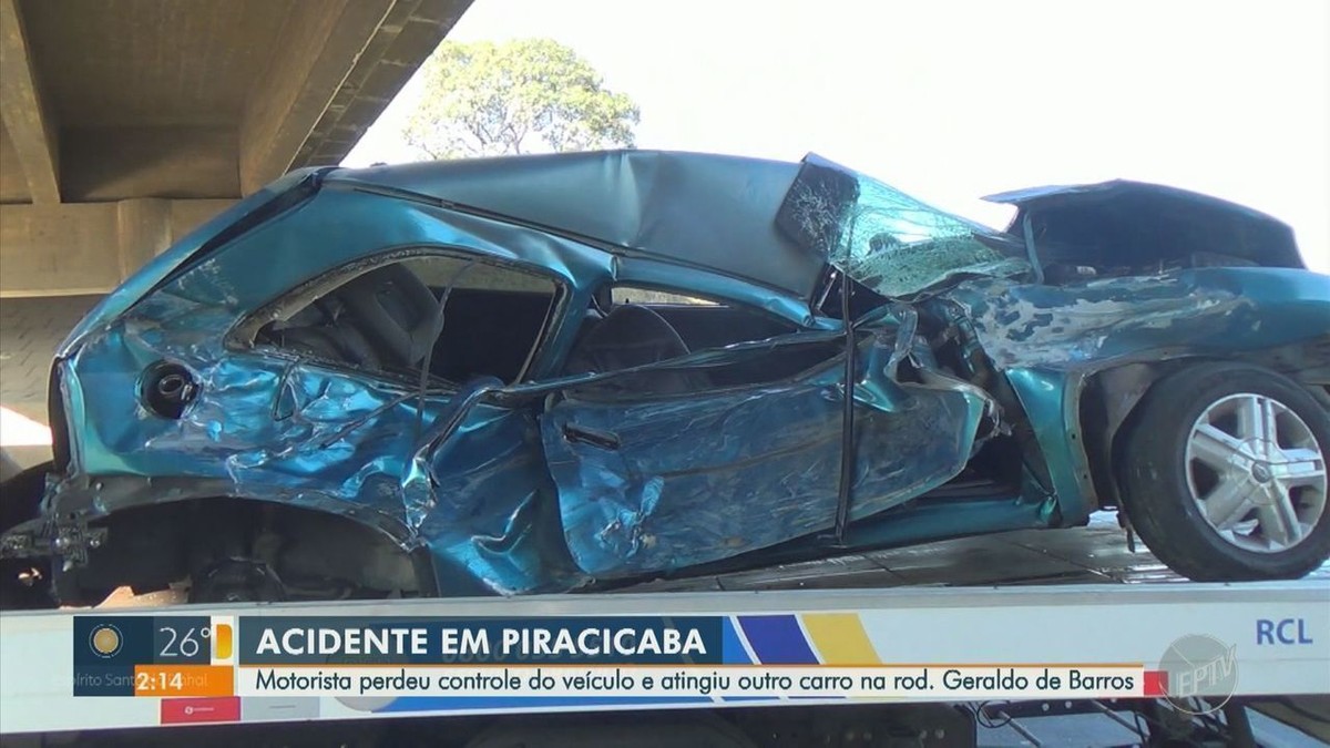 Carro perde controle em viaduto atinge veículo e dois ficam feridos em