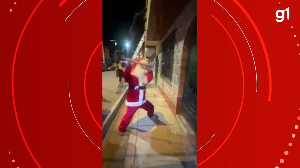 Policial vestido de Papai Noel prende homens que vendiam cocaína e