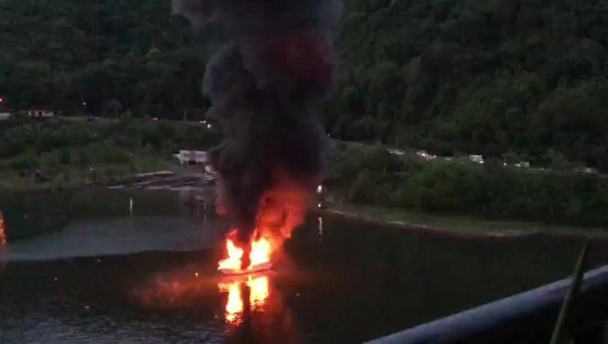 Lancha Pega Fogo No Mar De Angra Dos Reis Veja V Deo Sul Do Rio E