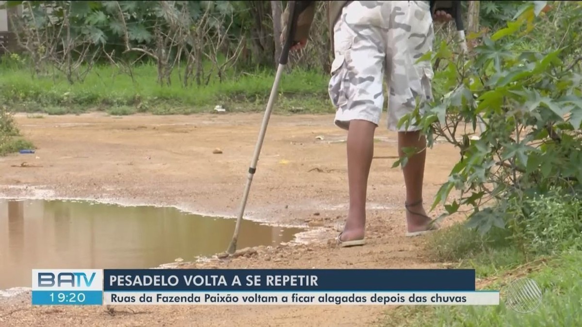 Chuva deixa ruas alagadas em localidade na cidade de Vitória da