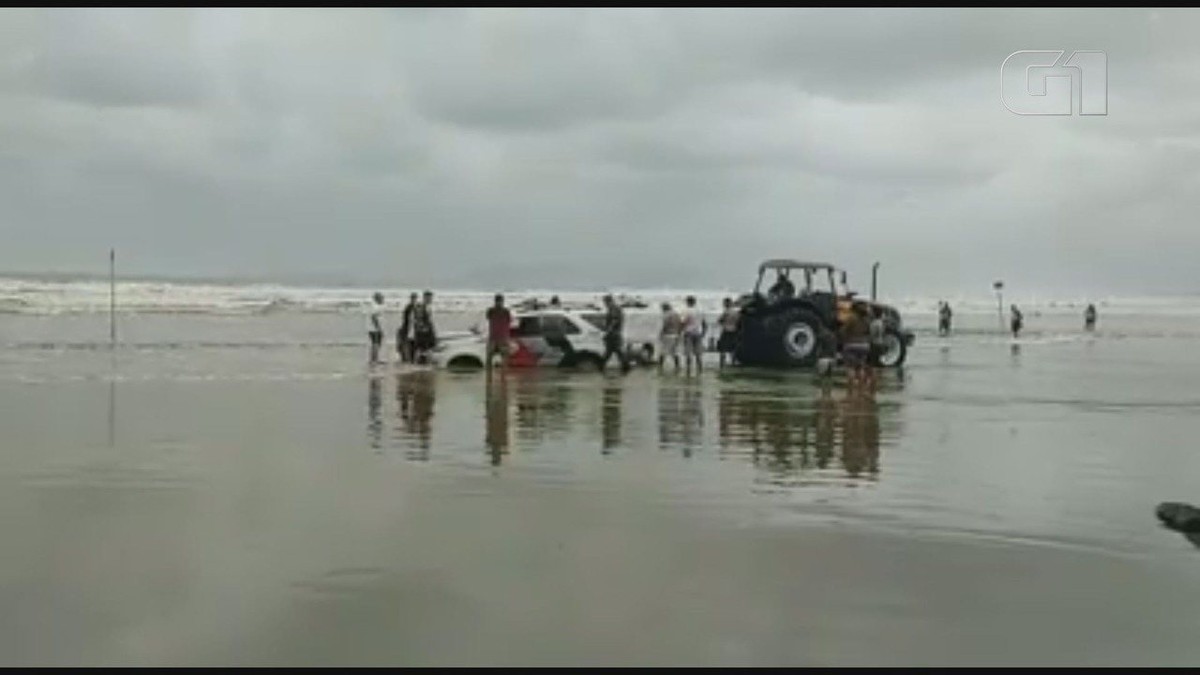 Viatura da PM atola em praia e chama atenção de banhistas no litoral de