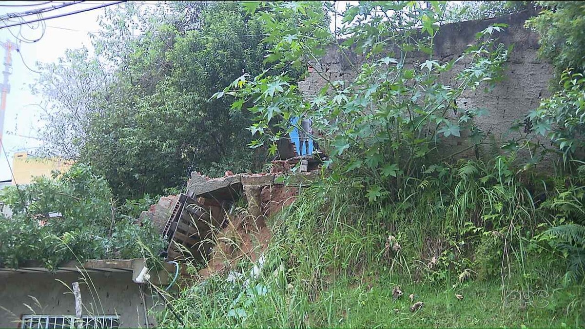 Barranco Desliza E Empurra Casa Aos Poucos No Bairro Pilarzinho Em